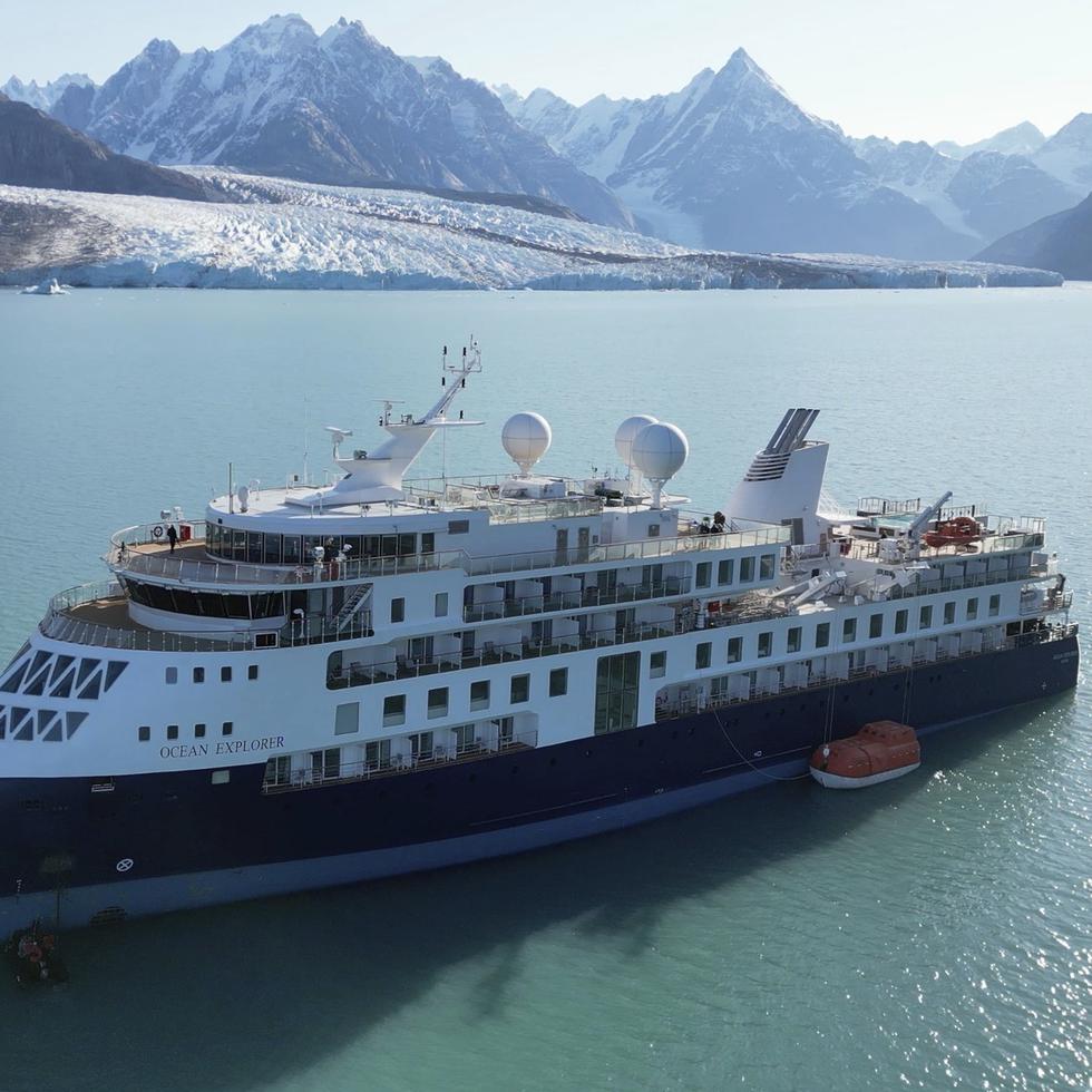Una vista del Ocean Explorer, un crucero noruego con bandera de Bahamas con 206 pasajeros y tripulantes, que se quedó varado en el noroeste de Groenlandia y fue liberado el jueves.