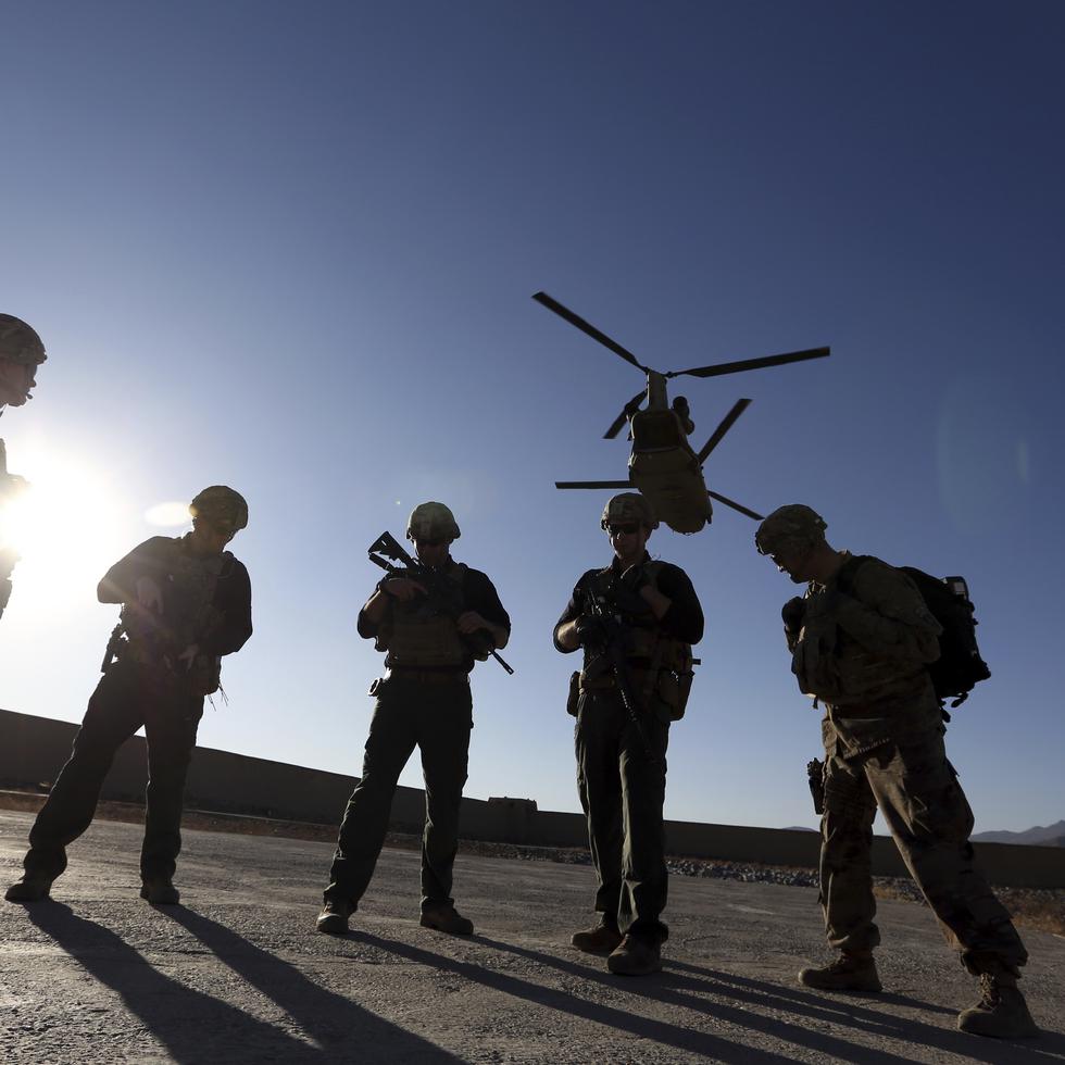 ARCHIVO - En imagen de archivo del 30 de noviembre de 2017, soldados estadounidenses esperan en la pista en la provincia de Logar, Afganistán. (AP Foto/Rahmat Gul, archivo)