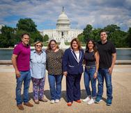 En esta foto de archivo, el grupo de cabilderos por la estadidad posa con la comisionada residente frente al Capitolio federal, en Washington D. C.