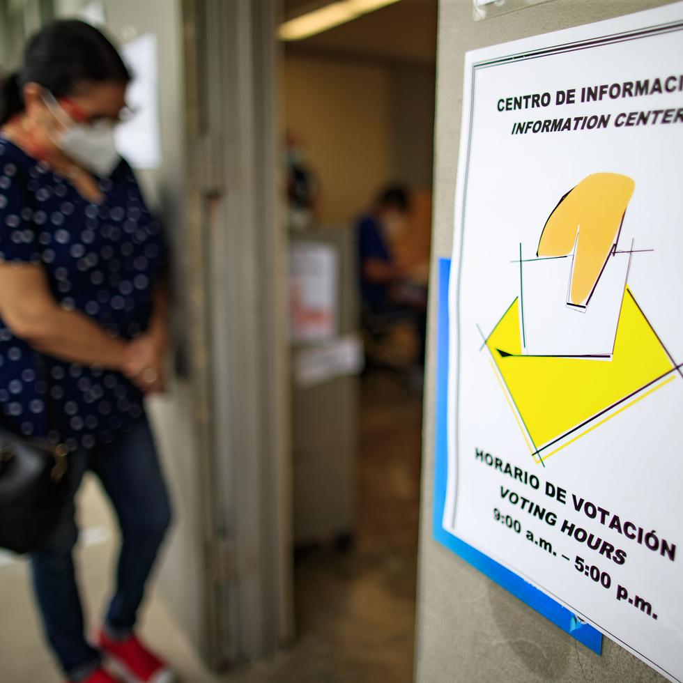 Una persona entra a un colegio electoral a participar de la votación de los cabilderos por la estadidad.