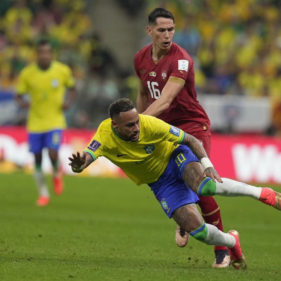El brasileño Neymar (10) y el serbio Sasa Lukik pugnan por un balón durante el partido del jueves.