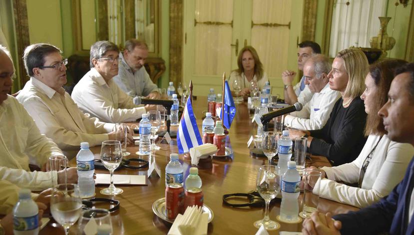 Federica Mogherini (camisa negra), alta representante de la UE para los Asuntos Exteriores y Política de Seguridad, participa de una reunión con funcionarios del gobierno cubano. (AP / Adalberto Roque)