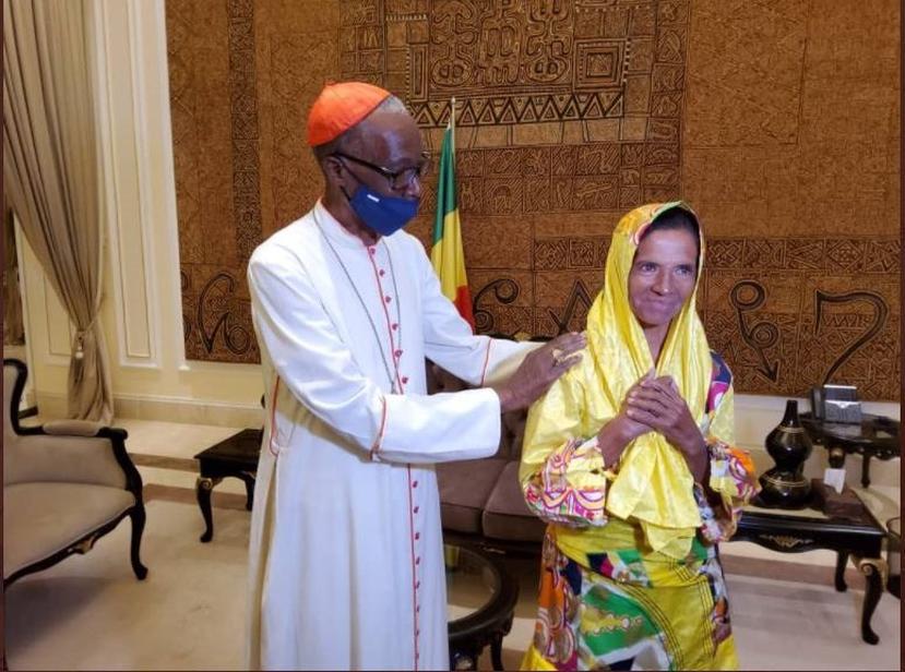 cedida por la presidencia de Malí de un momento de la liberación de la religiosa colombiana Gloria Narvaez (d) junto a un representante de la iglesia hoy, en Karangasso (Malí). (EFE/ Presidencia De Malí)