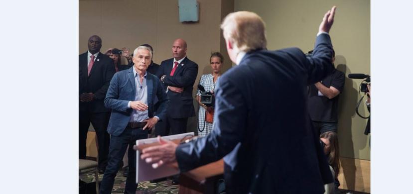 "Por favor, siéntese, no se le dio la palabra. Siéntese. Regrese a Univision", se dirigió Trump al periodista visiblemente molesto. (AFP)