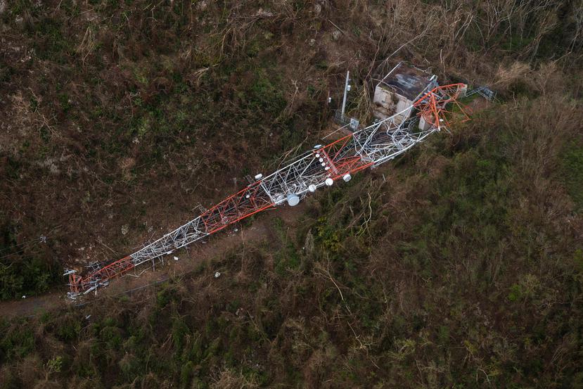 La Junta Reglamentadora de Telecomunicaciones estima que alrededor de 300 torres colapsaron tras el paso del huracán María. En la foto, una de las antenas que no resistió el embate del ciclón, en Arecibo.