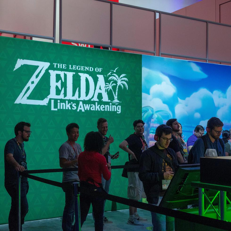 Personas hacen fila para jugar al videojuego "The Legend of Zelda: Link's Awakening", en una fotografía de archivo.