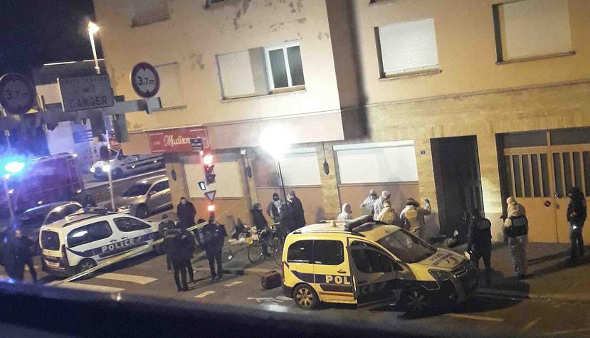 Agentes de la policía francesa rodean el cuerpo sin vida de un hombre tendido ante la puerta de un edificio tras una balacera con la policía en Estrasburgo. (AP)