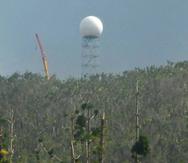 Foto de archivo cuando se le colocó el nuevo domo al radar Doppler tras el paso del huracán María.