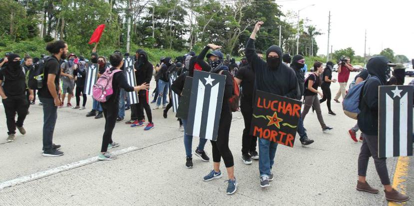 Un grupo de manifestantes de la UPR detuvieron el tránsito en la avenida Piñero por alrededor de 20 minutos durante la huelga de la UPR. (Archivo / GFR Media)