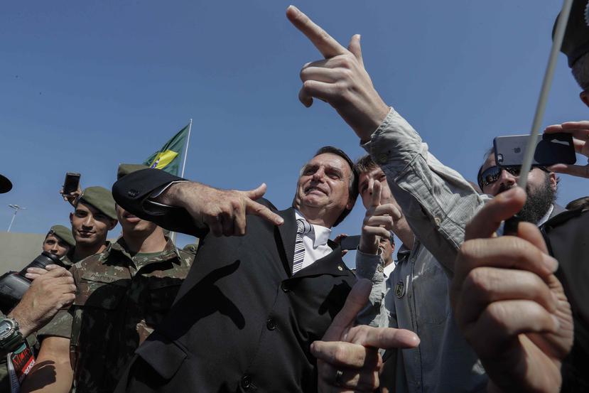 El candidato presidencial de ultraderecha en Brasil, Jair Bolsonaro (c), se fotografía con militares. (EFE)