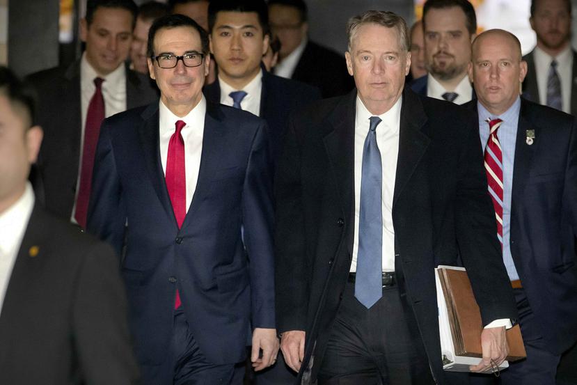 La delegación estadounidense está encabezada por el secretario del Tesoro, Steven Mnuchin (izquierda), y el representante de Comercio, Robert Lighthizer (derecha). (AP/Mark Schiefelbein)