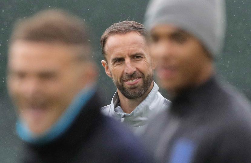 El técnico de Inglaterra, Gareth Southgate, observa el entrenamiento en Zelenogorsk, cerca de San Petersburgo, Rusia, el viernes 6 de julio de 2018, en la víspera del encuentro ante Suecia, correspondiente a los cuartos de final de la Copa del Mundo (AP/D