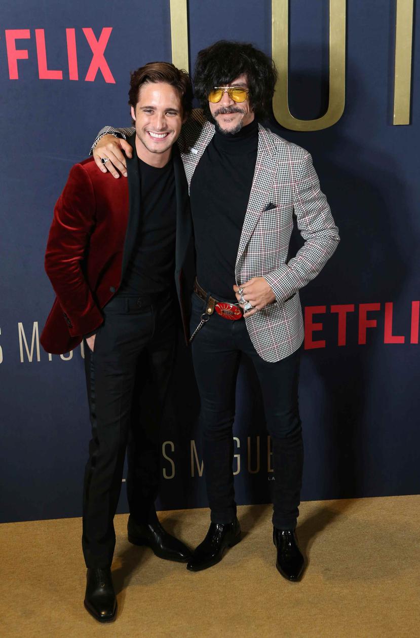 El actor Diego Boneta, izquierda, quien interpreta a Luis Miguel, y el actor Oscar Jaenada, quien interpreta a su padre en la serie. (AP)