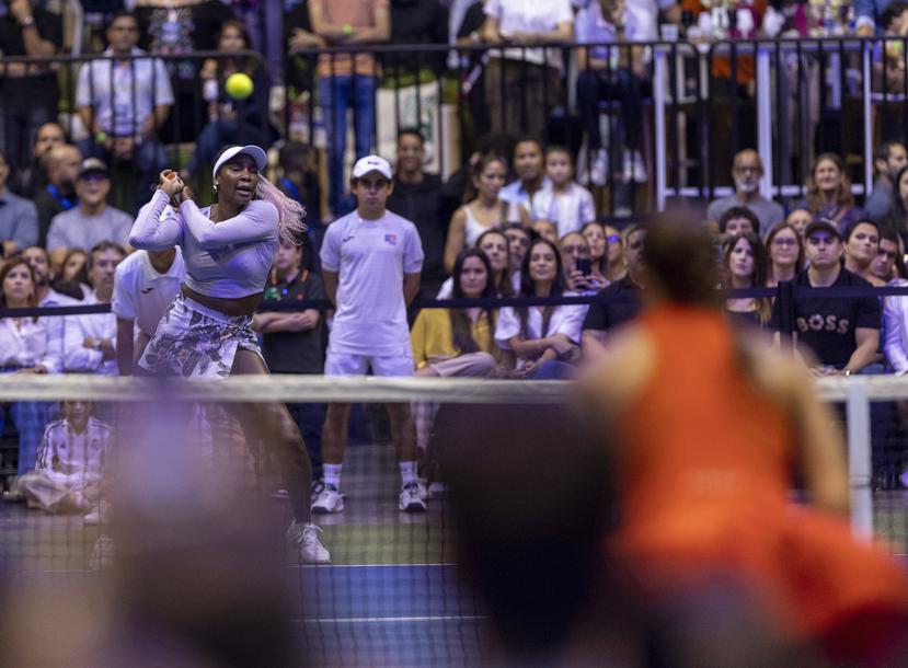 Venus Williams dirige la pelota contra Mónica Puig durante el partido en el "Choliseo", que recibió unas 15,000 personas.