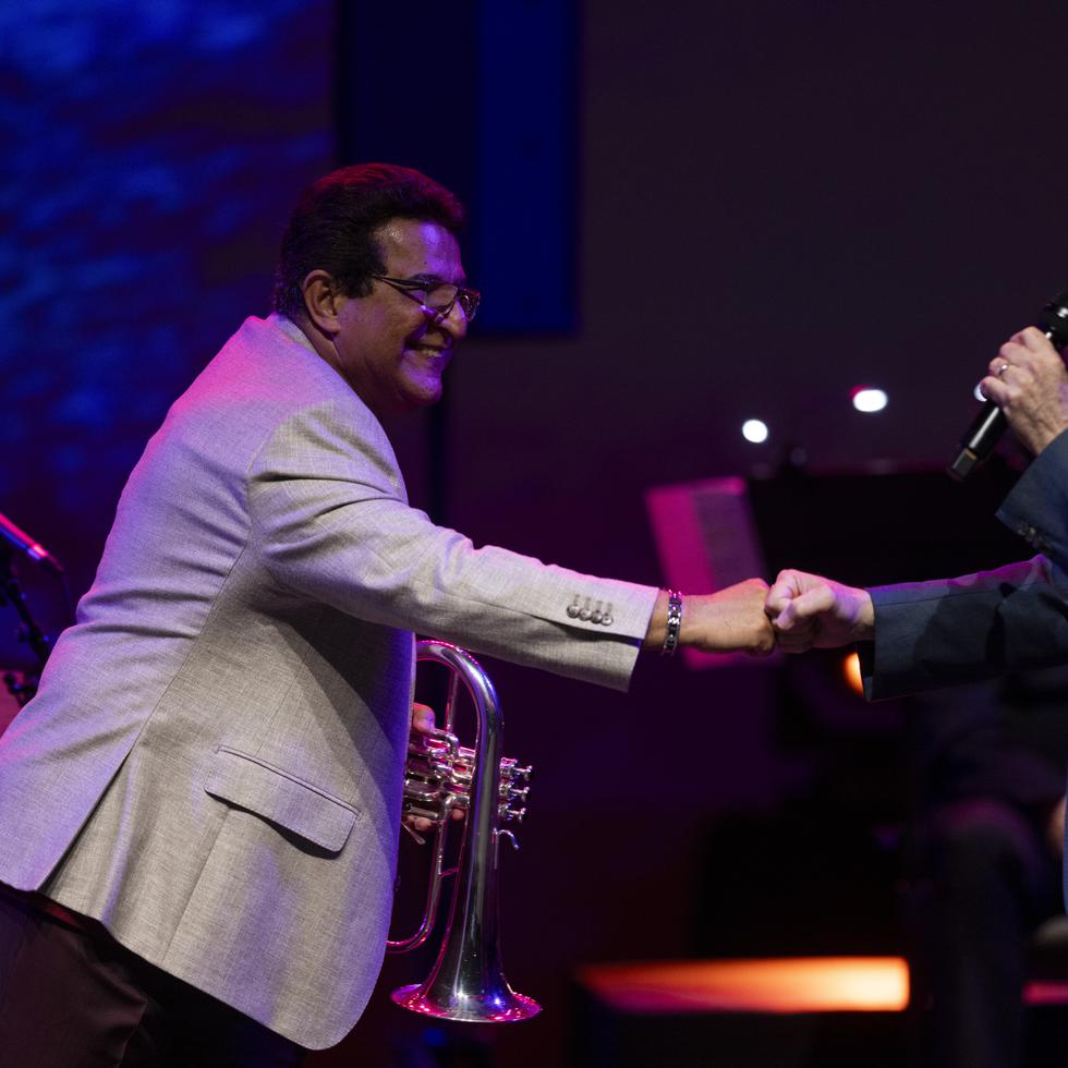 Luis "Perico" Ortiz, a la izquierda, tuvo como invitado a Rubén Blades, a la derecha, durante su concierto “Tocando y contando historias", llevado a cabo en enero de 2024 en el Centro de Bellas Artes de Caguas.