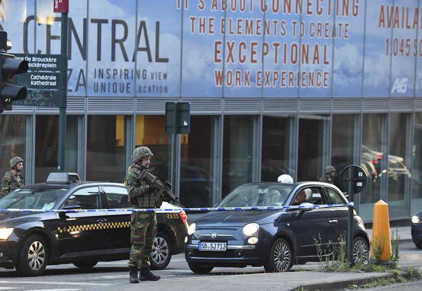 Un soldado belga está parado afuera de la Estación Central luego de que se reportara una explosión en Bruselas este martes. (AP)