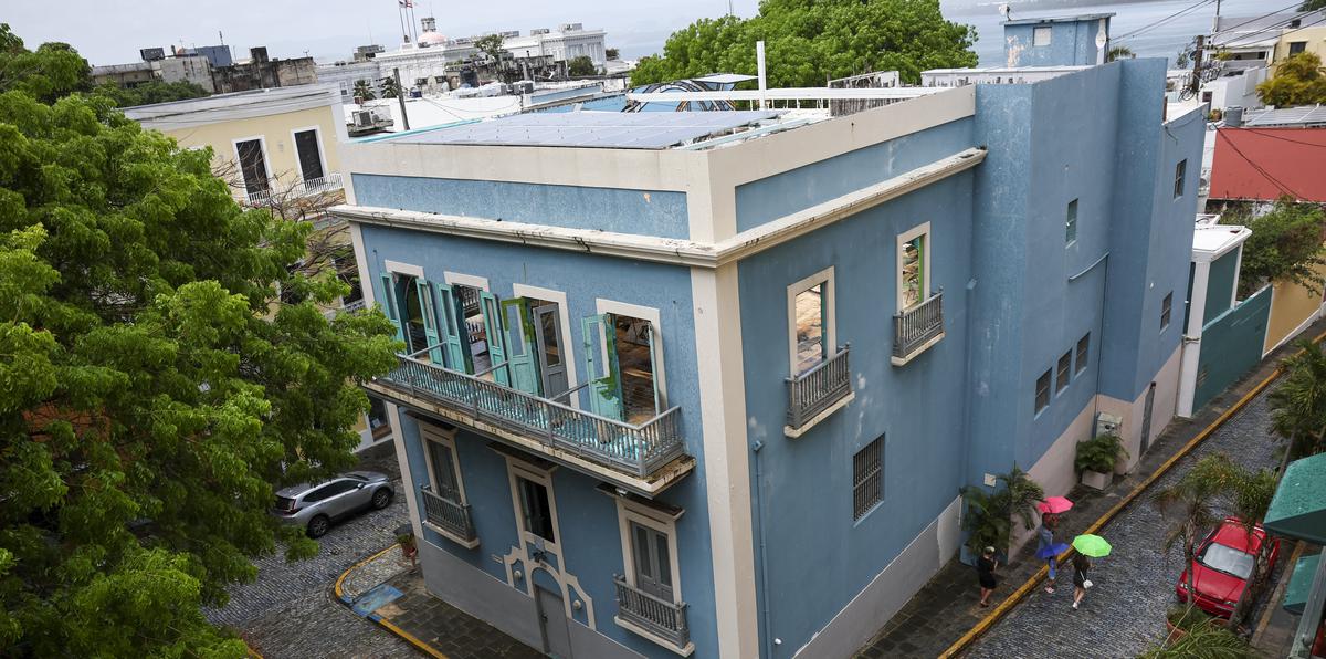 Una vista del antiguo Museo del Niño en el Viejo San Juan. En la foto se aprecia, que parte de la estructura carece de techo y los paneles solares que energizaban la propiedad, según su propietario, Brock Pierce.
