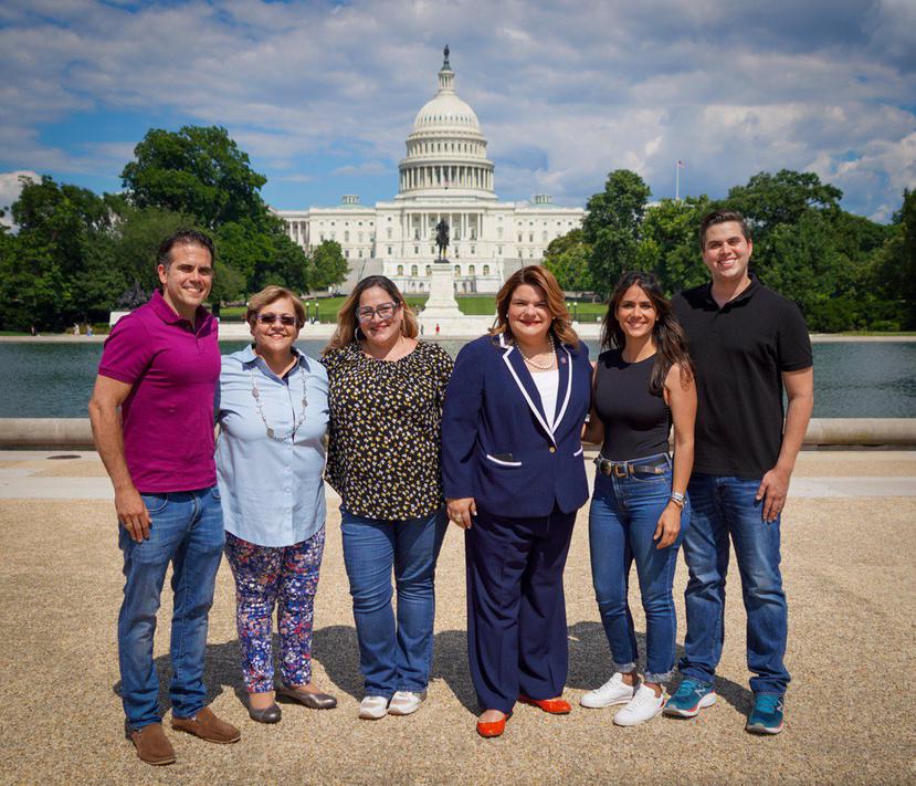 El grupo de cabilderos por la estadidad posa con la comisionada residente frente al Capitolio federal en Washington D. C.