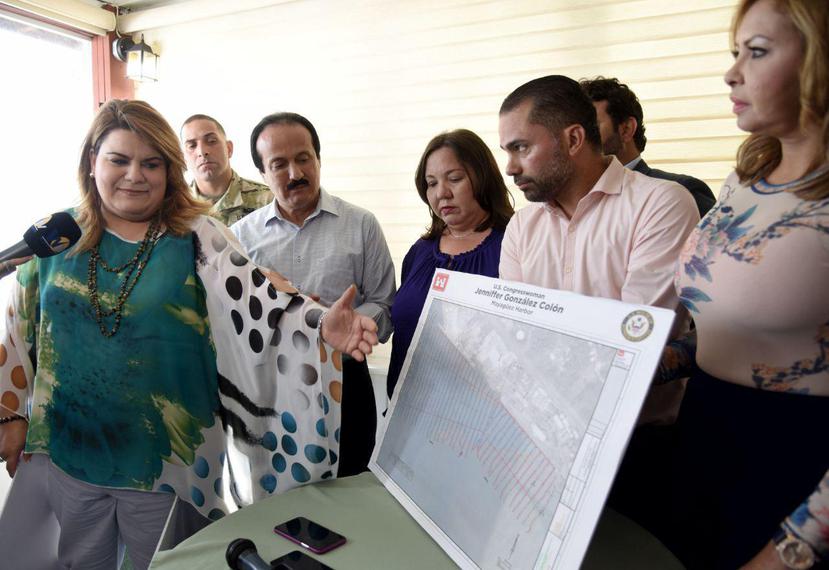 Jenniffer González, junto al alcalde Rodríguez y otros funcionarios, ofreció detalles de proyectos para que benefician a Mayagüez y zonas aledañas. (Suministrada)