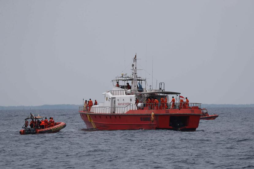Miembros de un equipo de rescate de Indonesia buscan restos del avión de Lion Air, estrellado el pasado 29 de octubre, en el mar de Java. (EFE / Bagus Indahono)