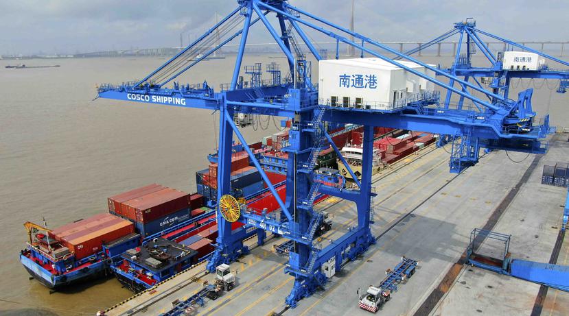 En esta foto de archivo del 18 de julio de 2019, se observan contenedores siendo cargados en un buque en el puerto de Nantong, en el este de China. (Chinatopix vía AP)