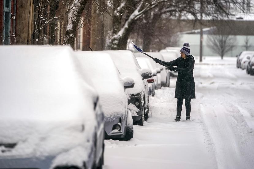 Emilia Emig retira la nieve de su automóvil en el vecindario North Side, en Pittsburgh, Pensilvania.