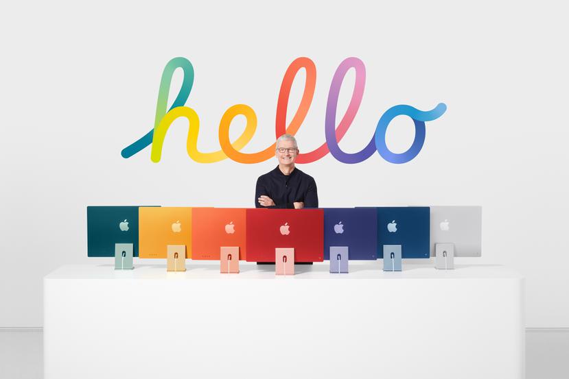 El presidente de Apple, Tim Cook, muestra la nueva línea de iMacs con procesadores M1.