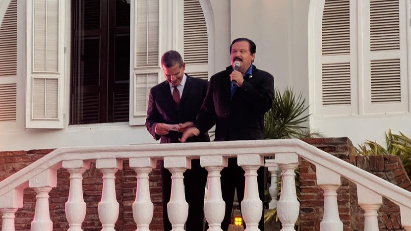 El presidente de LULAC, Domingo García, y el gobernador Pedro Pierluisi, durante un evento en La Fortaleza a finales de julio.