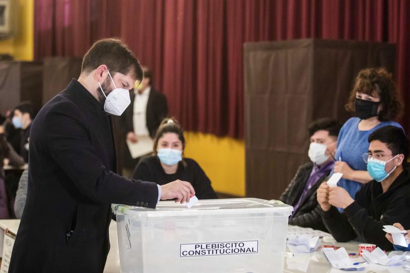 El presidente de Chile, Gabriel Boric, emite su voto durante un plebiscito en el que los chilenos deciden si aprueban o rechazan un nuevo proyecto de Constitución, en Punta Arenas, Chile.