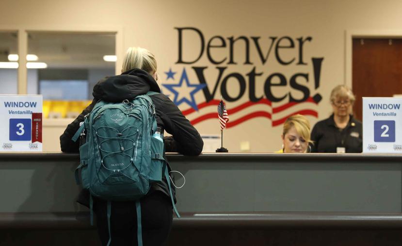 Una votante llena su papeleta en la División de Elecciones de Denver el martes, 7 de mayo. (AP)