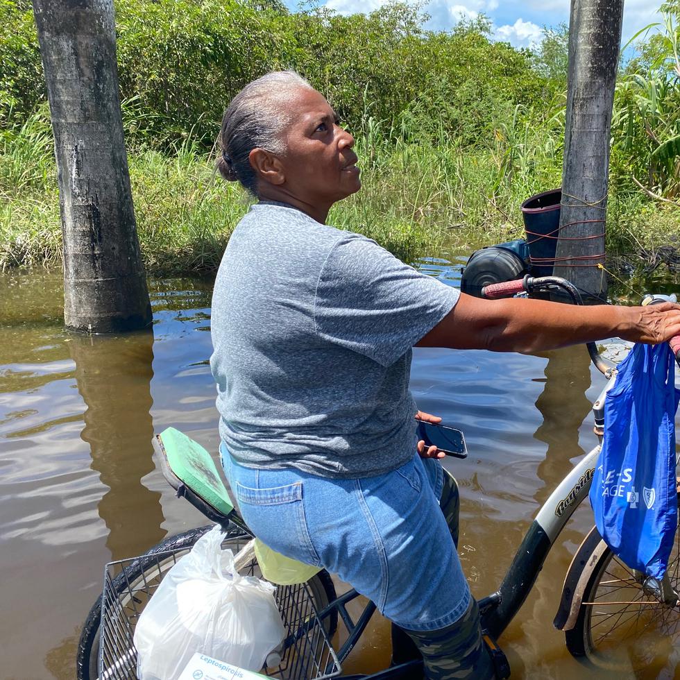 Aracelis, líder comunitaria de Loíza, reparte comida a los daminficados afectados por la inundación que causó el huracán Fiona en su pueblo