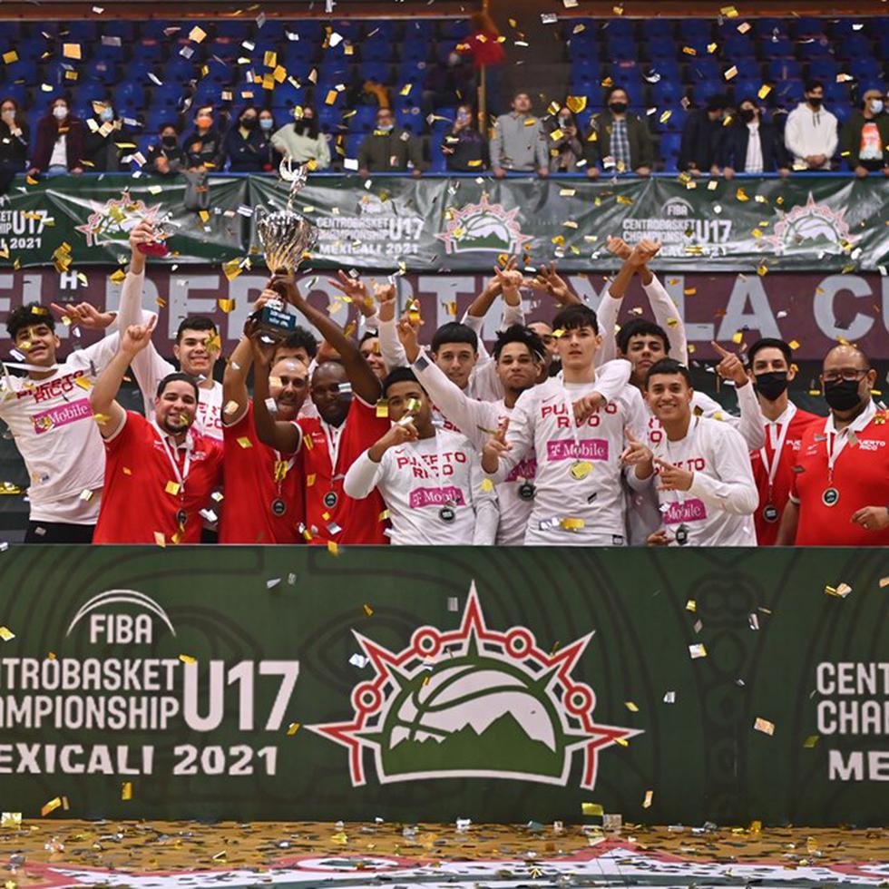La Selección Nacional Sub-17 celebra la medalla de oro conquistada en México.
