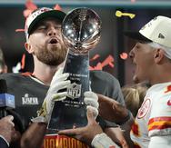 El tight end de los Chiefs de Kansas City Travis Kelce (izquierda), y el quarterback Patrick Mahomes (15) sostienen el trofeo Vince Lombardi luego de ganar el Super Bowl 57 ante los Eagles de Filadelfia el domingo 12 de febrero de 2023.