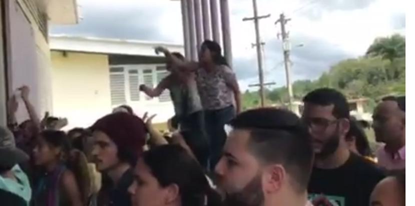 Las imágenes muestran a varios alumnos tratando de cerrar a la fuerza las puertas del Club de Leones, donde se celebra la Asamblea. (Captura/vídeo)