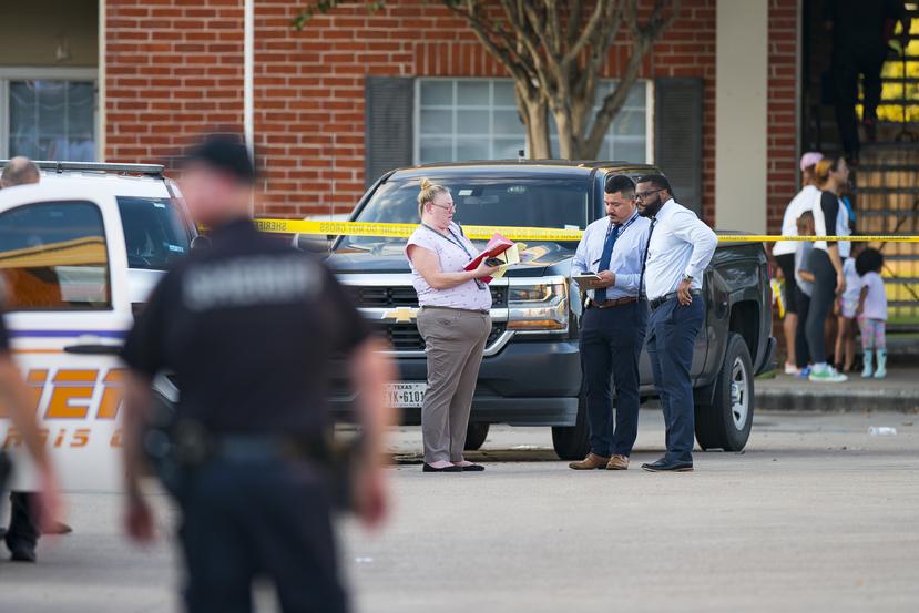 Policías cerca de la vivienda donde se encontraron restos óseos de un menor en Houston, Texas.