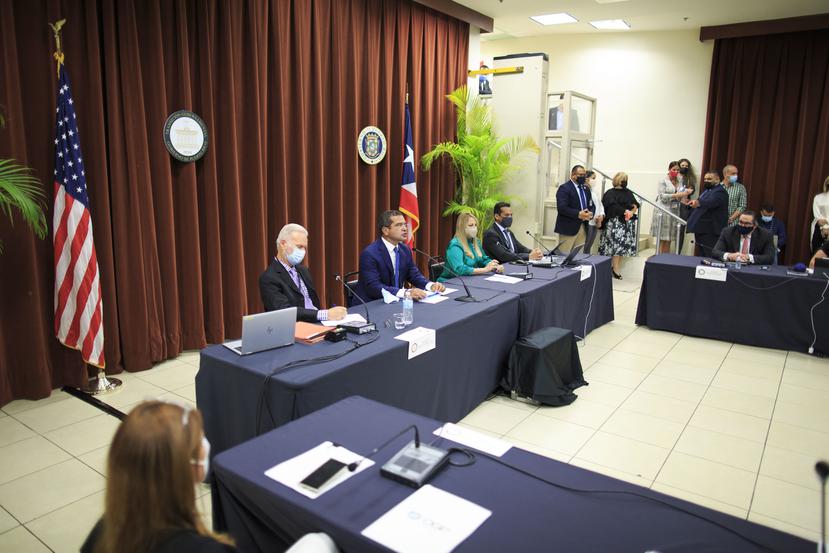 El alcalde de Bayamón, Ramón Luis Rivera; el gobernador electo, Pedro Pierlusi; y la gobernadora Wanda Vázquez durante el inicio de la vista de transición.