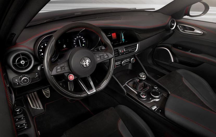 Vistazo del interior del nuevo modelo de Alfa Romeo, considerado el sedán más rápido. Abajo, el modelo Giulia. (Suministrada)