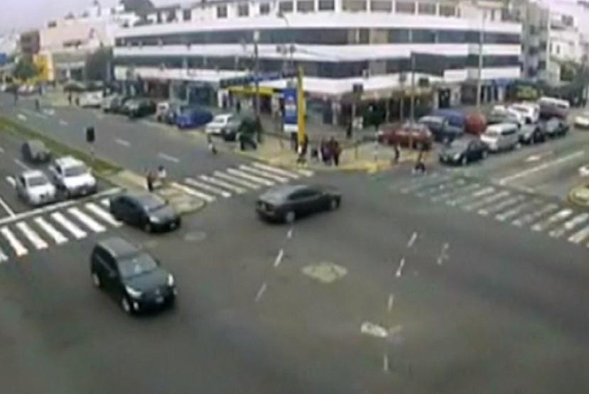 Imagen del momento previo al accidente en que el automóvil conducido por una profesora arrolla a un grupo de alumnos en Lima, Perú. (Captura Vídeo)