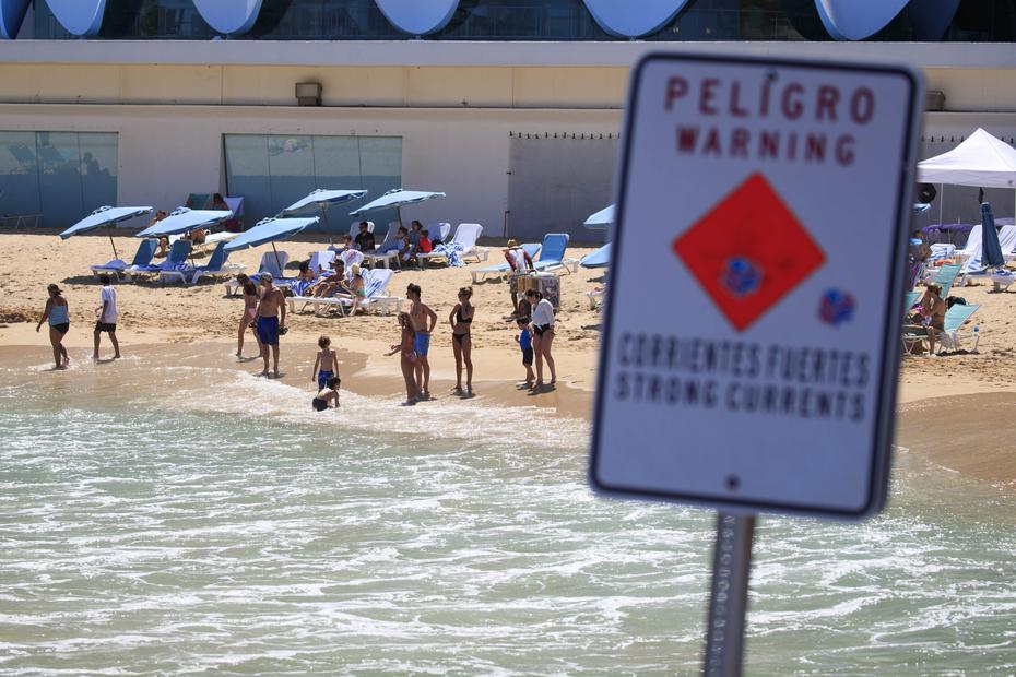 La playa tiene múltiples letreros que indican en español y en inglés que entrar al agua es peligroso.