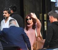 La vicepresidenta de Argentina, Cristina Fernández de Kirchner, saluda ayer a sus simpatizantes mientras sale de su residencia custodiada por un dispositivo de seguridad, en Buenos Aires. (Enrique García Medina)