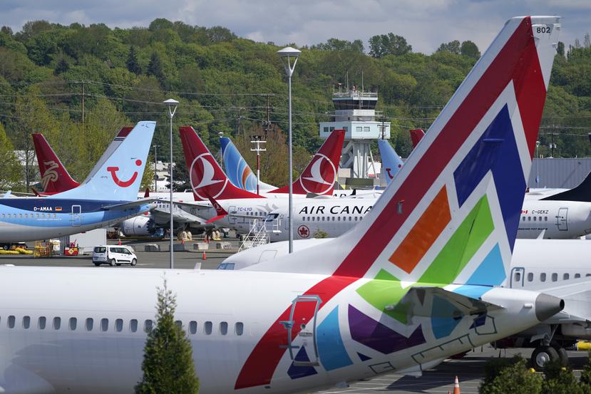 Aeronaves Boeing 737 Max permanecen estacionadas en un lote de Boeing Field en Seattle.