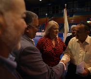La gobernadora Wanda Vázquez junto a su padre, Luis Alberto Vázquez, quien es veterano. (GFR Media)