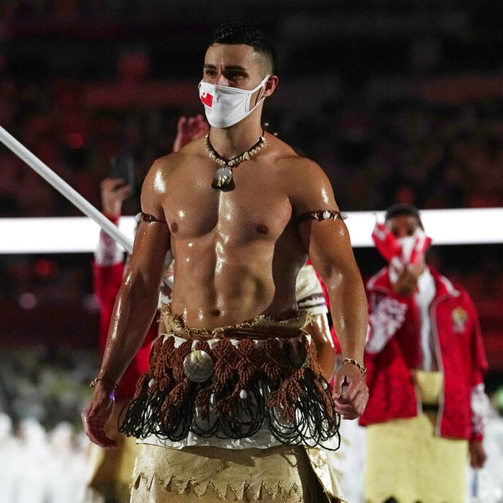 Pita Taufatofua, de Tonga, volvió a llamar la atención en las Olimpiadas al ir descamisado y mostrando sus músculos con aceite.