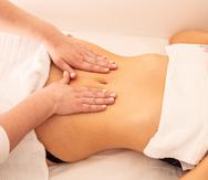 El drenaje linfático es una forma específica de masaje que consiste en una serie de maniobras suaves que ayudan a movilizar la linfa y eliminar las toxinas acumuladas.