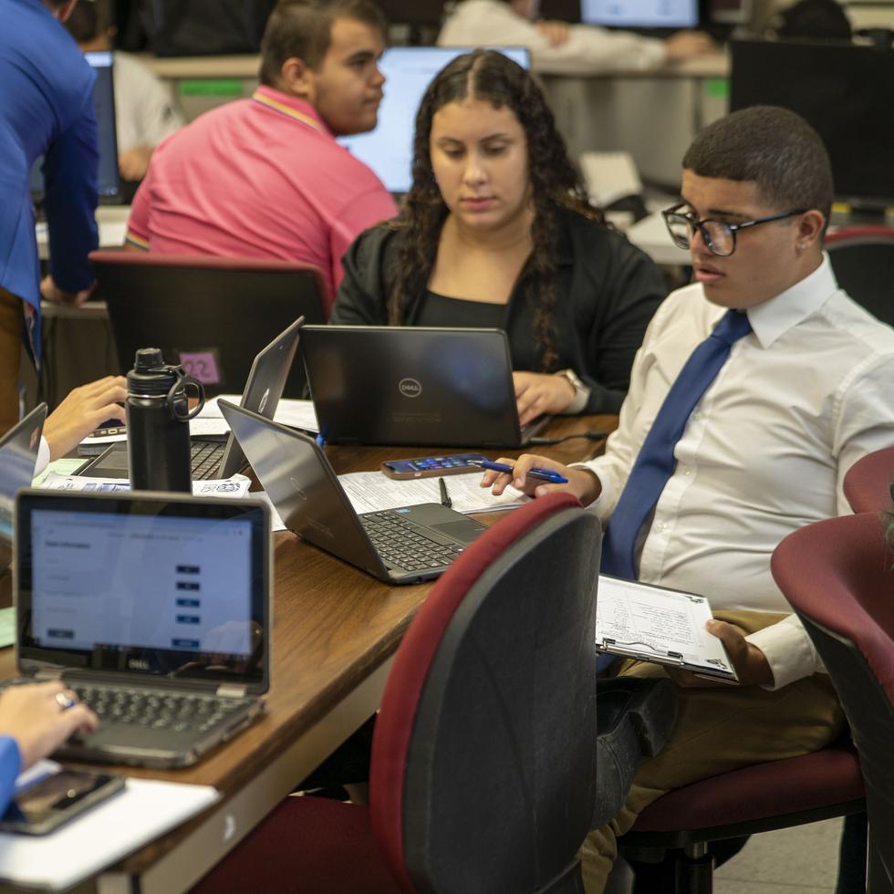 “Contables” en High School: el IRS certifica un grupo de jóvenes puertorriqueños para que puedan preparar planillas federales