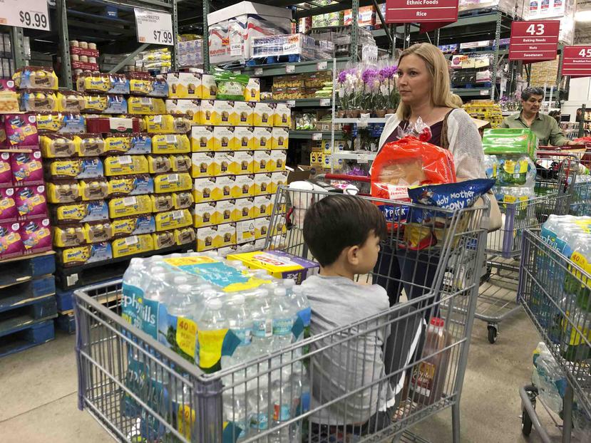 Personas compran suministros en un supermercado de Florida. (AP)