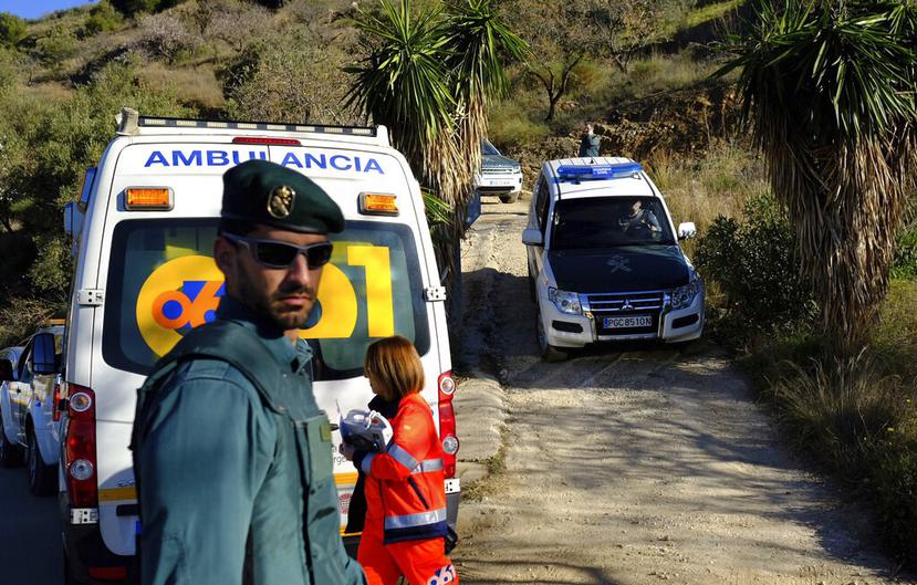 Personal de los servicios de emergencias buscan a un niño de dos años que cayó a un pozo cerca de la localidad de Totalán, en Málaga, España. (AP)