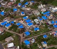 Vista aérea de una comunidad en Dorado en la que se observan los toldos azules de FEMA en los techos de las residencias.(Archivo/GFR Media)