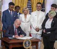 El presidente Joe Biden firma una orden ejecutiva en un evento para celebrar el Mes del Orgullo en el Salón Este de la Casa Blanca.