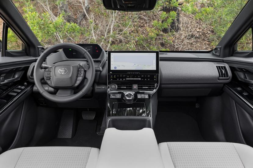 The cabin, which has multiple technological features, allows for ample legroom in both the front and rear seats.